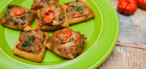 Китайская закуска из ломтиков хлеба и фарша