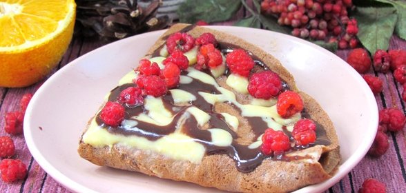 Тонкие шоколадные блины с лимонным кремом и малиной