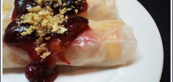 Яблочные спринг роллы с корицей, медом и ягодным джемом