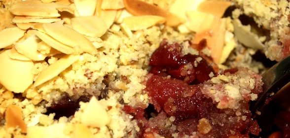 Яблочный крамбл с вишней и миндалем