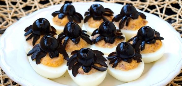 Фаршированные яйца с печенью трески Пауки