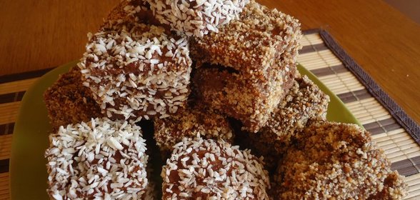 Салат из кальмаров с грибами и плавленым сыром