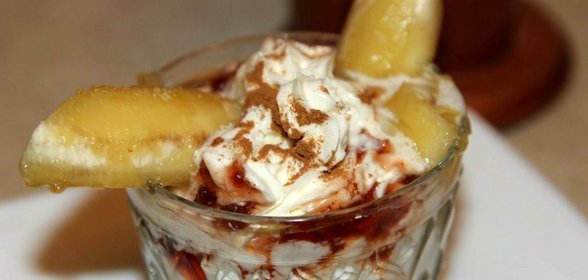 Жаренные бананы со сливками и малиновым вареньем