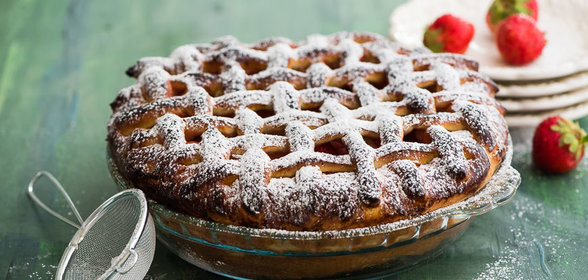 Пирог дрожжевой с клубникой