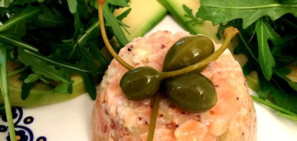 Тартар из лосося авокадо и каперсами