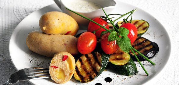 Куриные сардельки с паприкой и копчёным сыром, горчичным соусом и овощами-гриль
