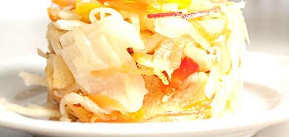 Овощной салат с яблоками на зиму