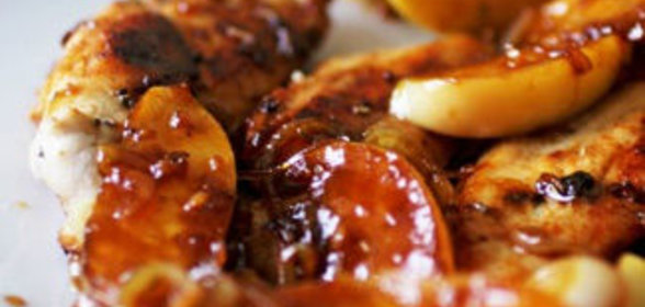 Куриная грудка с карамелизироваными яблоками и луком