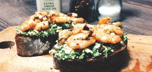 Брускетты с креветками и руколой