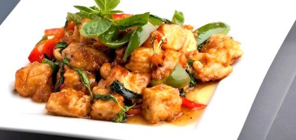 Закуска из печеного тофу и сладких перцев в пряном арахисовом соусе