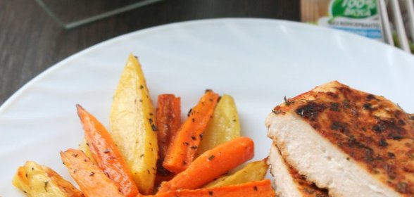 Нежная курочка с гарниром из запеченных овощей