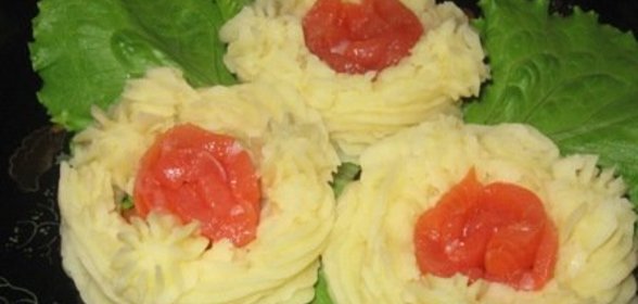 Картофельные гнездышки с соленой семгой