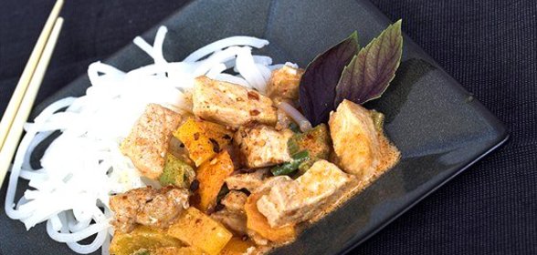 Рисовая лапша со свининой и карри