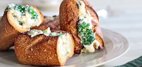 Сэндвич с брокколи и соусом морне