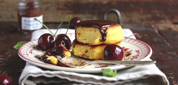 Ванильные сырники с шоколадным соусом и черешней