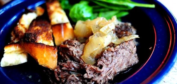 Говядина тушенная в пиве с луком