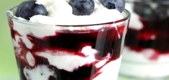 Взбитые сливки с черничным соусом