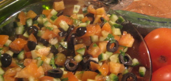 Салат из помидоров,огурцов и маслин с оливковым маслом