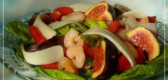 Салат с инжиром, козьим сыром и креветками