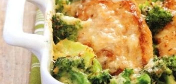 Куриное филе, запеченное в духовке с брокколи
