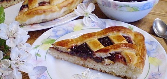 Дрожжевой пирог с вареньем