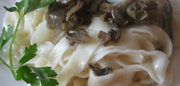 Пицца с грибами в сметанном соусе