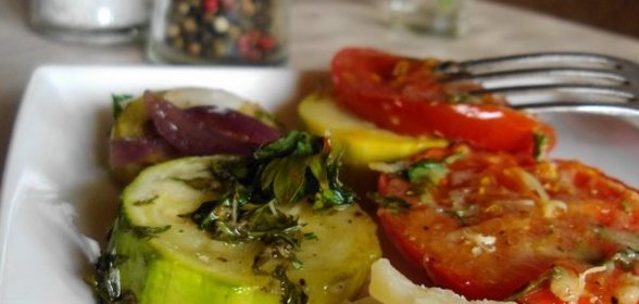 Кабачки, запеченные с томатами и сыром