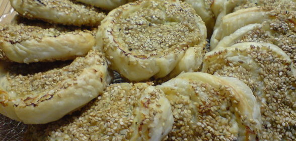 Рулетики из индейки в слоёном тесте и кунжуте/Закусочно-перекусочные