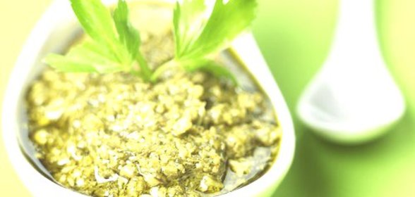 Песто из тыквенных семечек, петрушки и пармезана