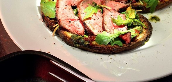 Брускетта с говядиной, томатами и песто