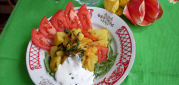 Молодой картофель со шпинатом и карри