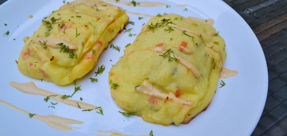 Дорада, запеченная в пюре, с белыми грибами и сыром дор блю