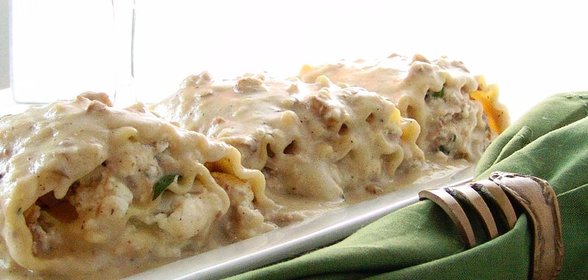 Рулеты из лазаньи с тунцом в соусе с грецкими орехами