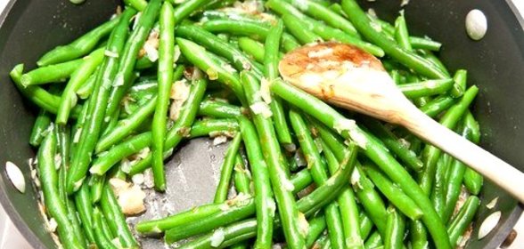 Зеленая фасоль со сливочным маслом и травами