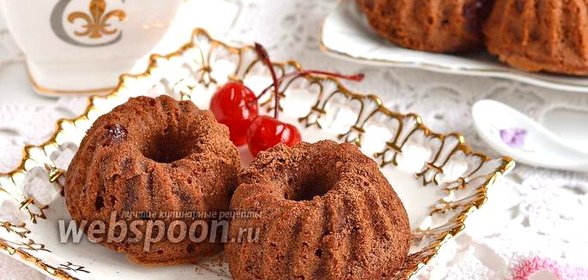 Шоколадные маффины с консервированной вишней