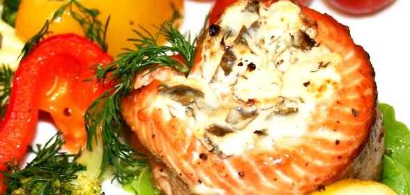 Запеченые рулеты из лосося с овощами