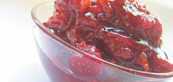 Варенье из клубники и грецких орехов