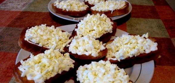 Бутерброды с яйцом и чесноком