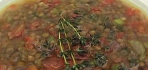 Горячий бутерброд с соленым огурцом и яйцом