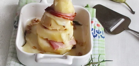 Груши с сыром и копченой грудинкой