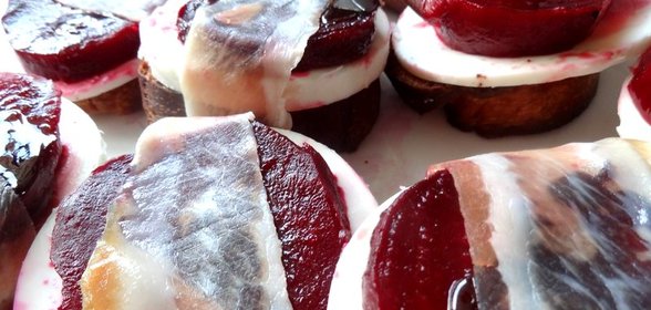 Запеченная свекла с козьим сыром и карамелью из бальзамического уксуса