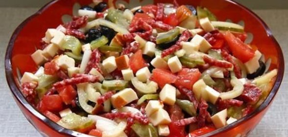 Салат с копченой колбасой огурцом и сыром