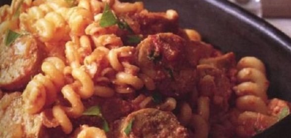 Макароны с куриной колбасой, томатами и сыром рикотта