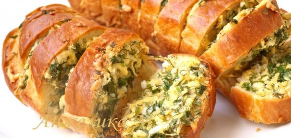 Запечённый батон с чесноком и сыром