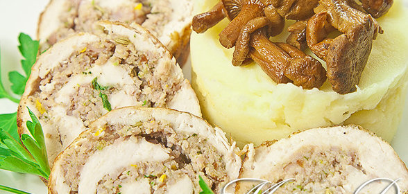 Рулет из курицы (вариант) с картофельным пюре и лисичками