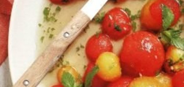 Салат из квашеной капусты с картофелем и клюквой