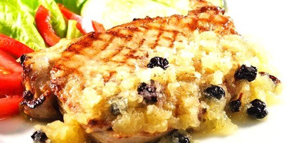 Свинина, маринованная в яблочном уксусе, с яблоками на гриле