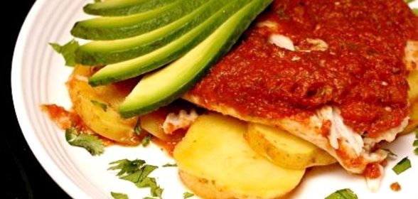 Запеченная рыба с картофелем и томатным соусом