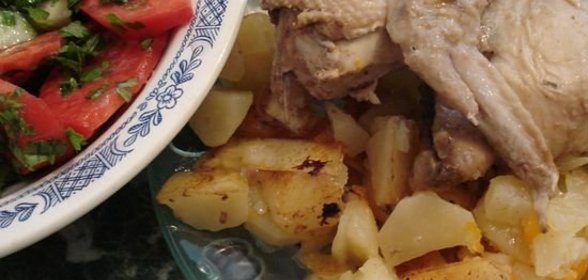 Салат из квашеной капусты с картофелем и клюквой