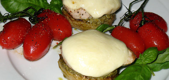Медальоны из индейки на донышках артишоков с моцареллой и помидорами